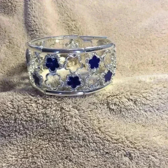 NEW**Gorgeous Silvertone, Black & Crystal bracelet - Picture 1 of 2